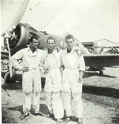 Aeroporto di Rimini, 1941. Al centro della foto il Sergente  Pilota Fiorenzo Macchi. L'aereo è un Macchi 100.